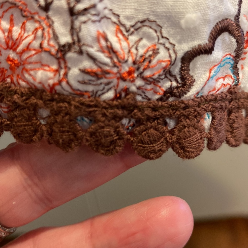White skirt with embroidered flowers and designs in brown orange and turquoise - Picture 4 of 4